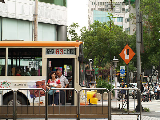 台北のバス停